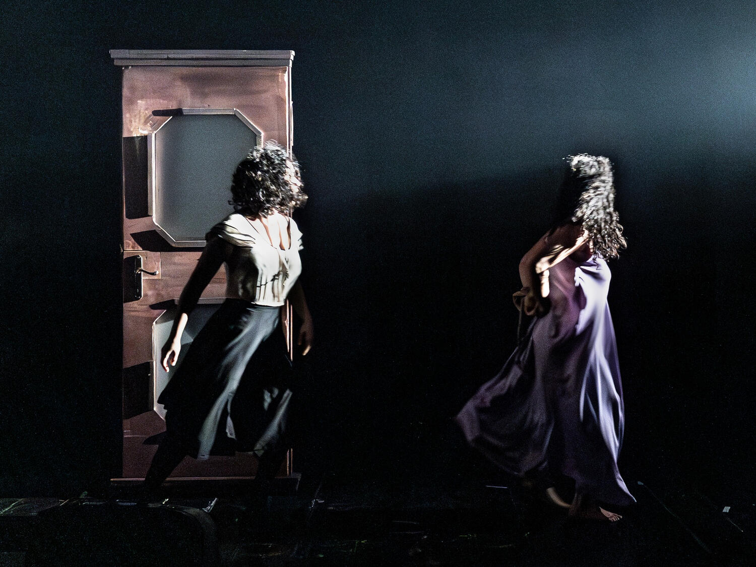 Identità, corpo e memoria: un atto teatrale intimo e collettivo. Indaga l'umano attraverso il gesto, il silenzio, la voce.